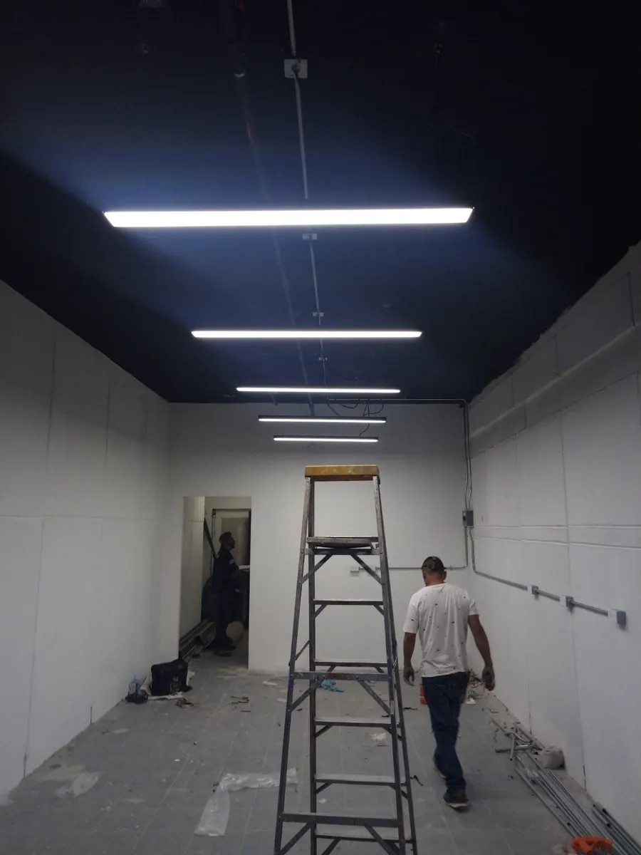 Cuarto eléctrico en preparación con iluminación lineal LED nueva y una escalera