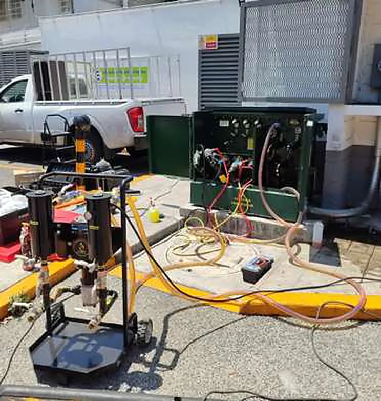 Equipo de filtrado de aceite conectado a un transformador tipo pedestal