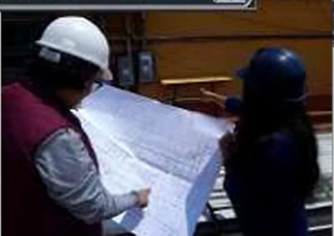 Ingenieros de TEST revisando planos eléctricos de un proyecto