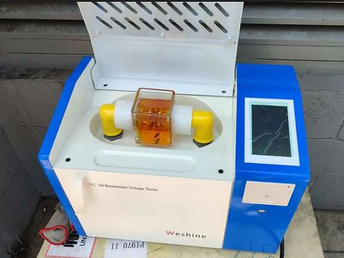 Probador de rigidez dieléctrica del aceite con una muestra lista para el ensayo