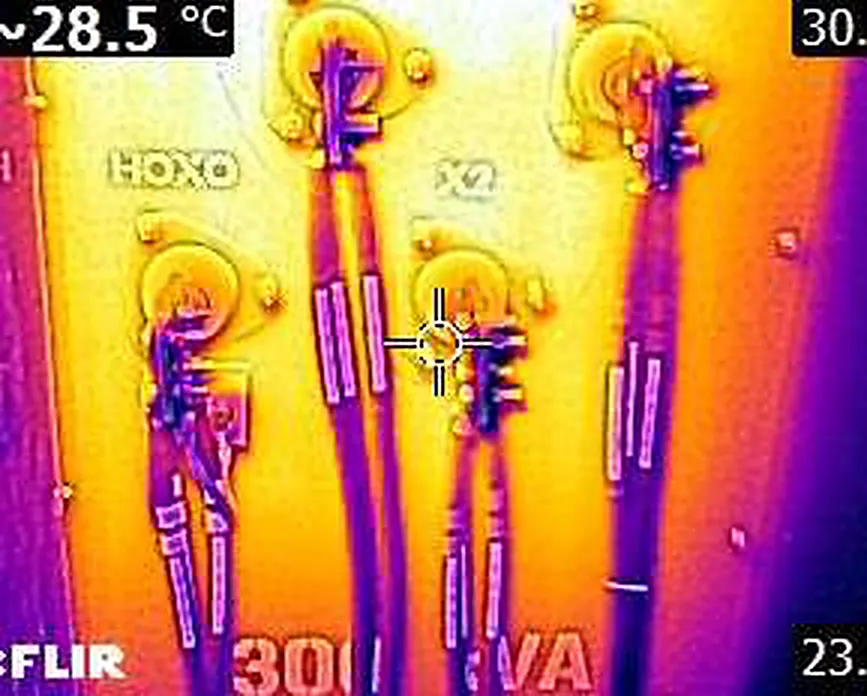 Imagen termográfica de conductores y terminales con diferencias de temperatura